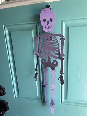 Velvet Feel Metal Hanging Skeleton Decor – Spooky & Stylish Halloween Accent 💀